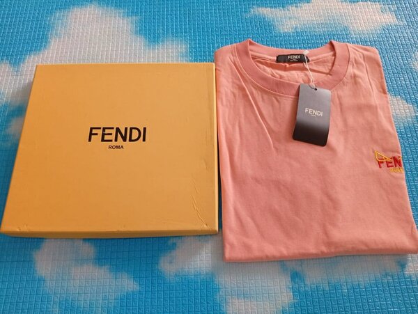 T-shirt Fendi rose et coffret