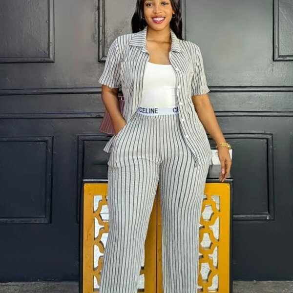 Tenue rayée décontractée