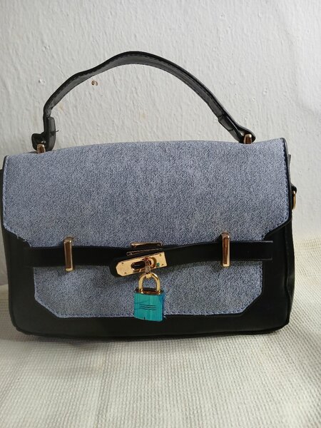 Sac à main gris et noir avec cadenas doré