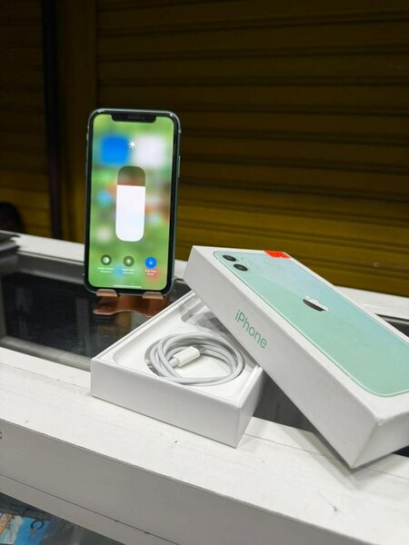 iPhone 11 128 giga très neuf