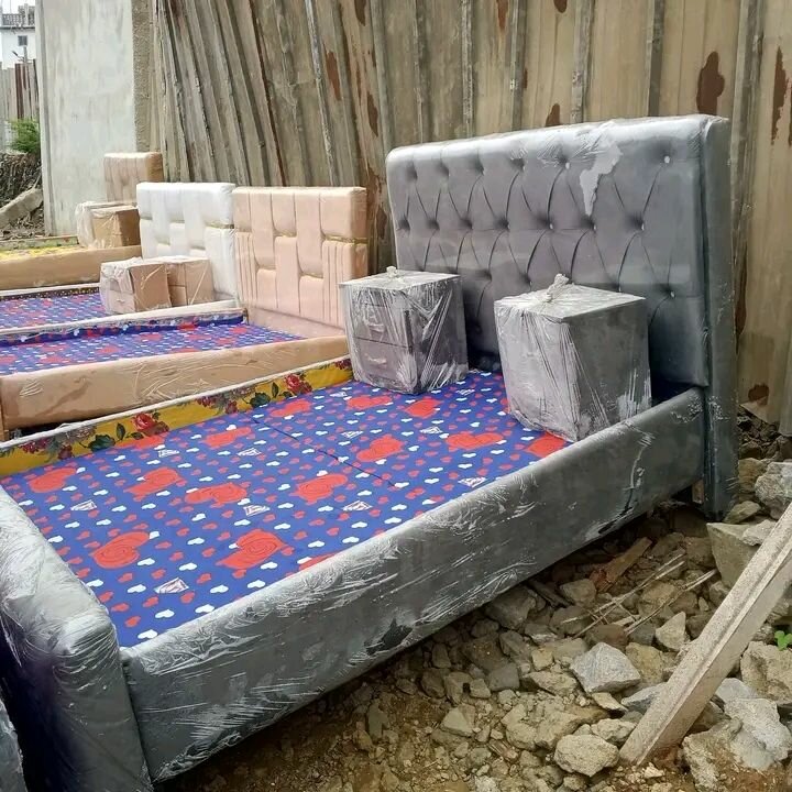 Lit double en tissu capitonné élégant