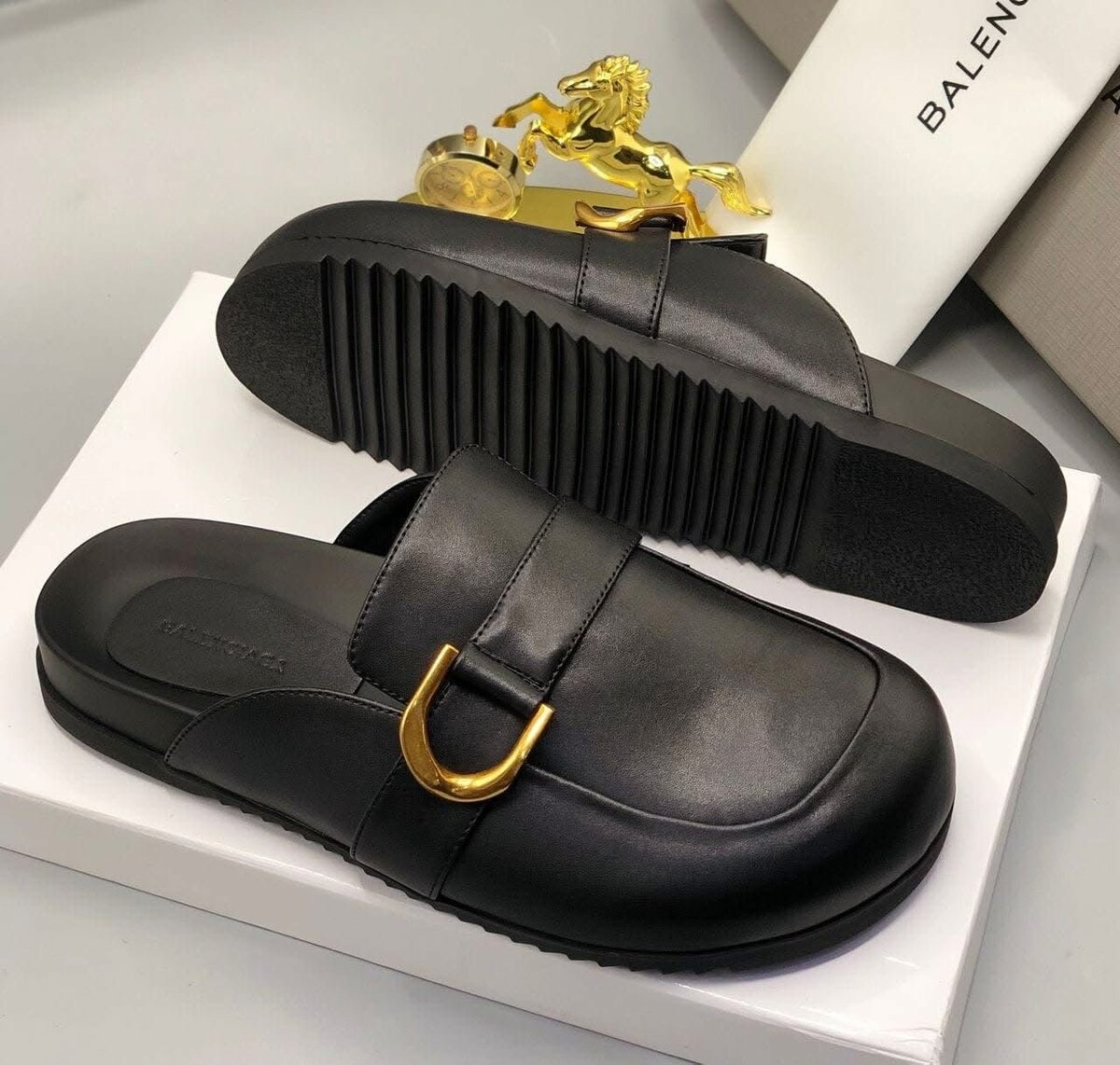 Mules en cuir noir élégantes