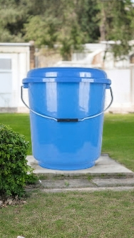 Seau en plastique bleu robuste