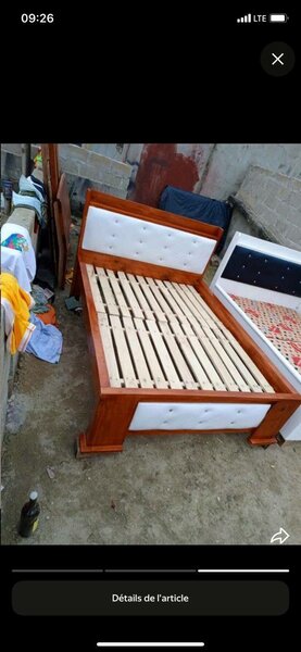 Lit en bois avec tête de lit rembourrée