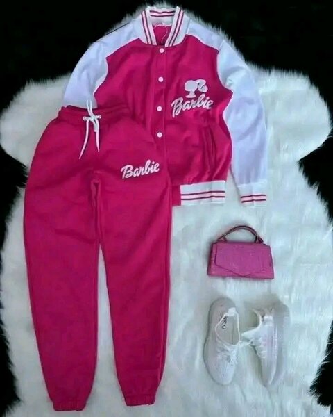Ensemble Barbie rose