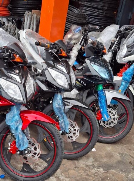 Motos sportives prêtes à rouler