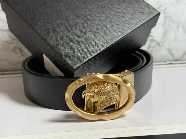 Ceinture en cuir noir avec boucle dorée