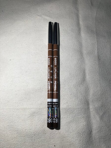 2 Crayons à lèvres bois marron