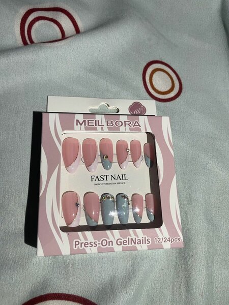Press on nails