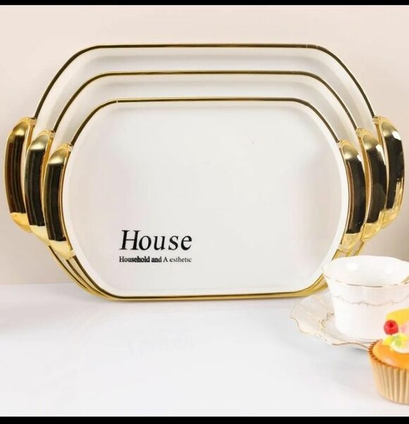 Plateaux dorés élégants Maison