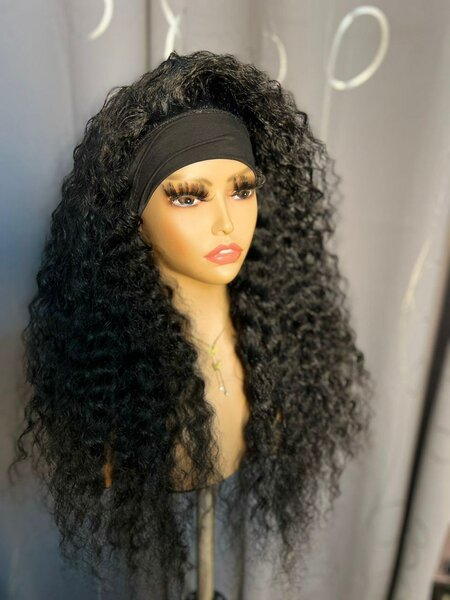 Perruque curls avec bandeau noir