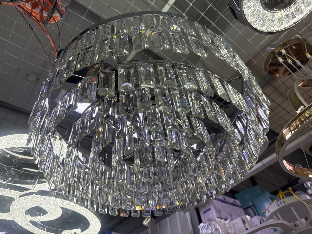 Полу хрустальная люстра
