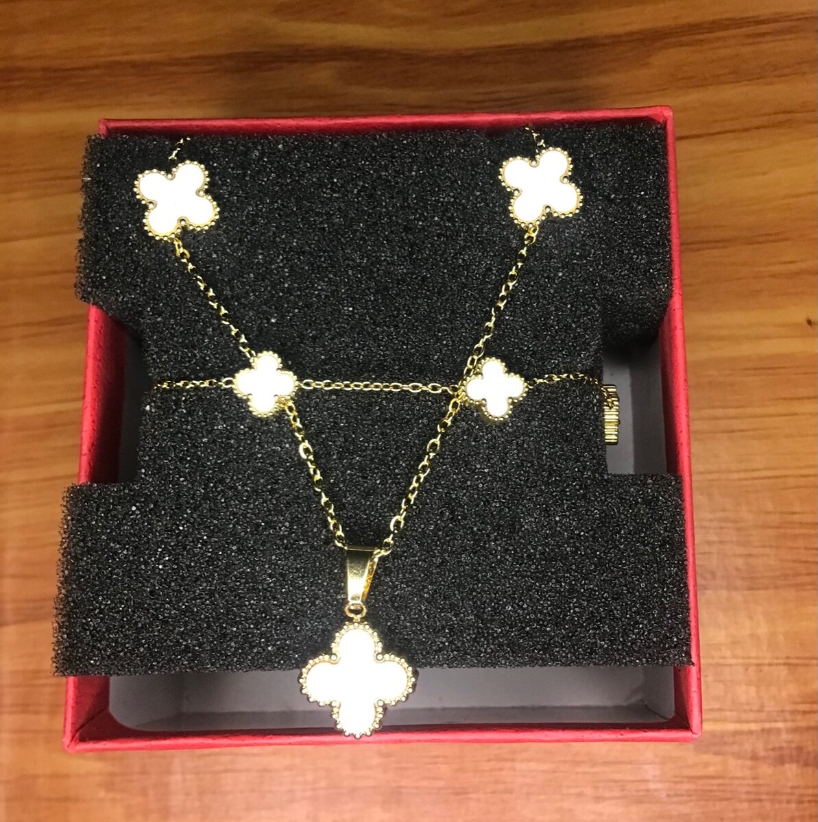 Necklace,bracelet and pair of earrings