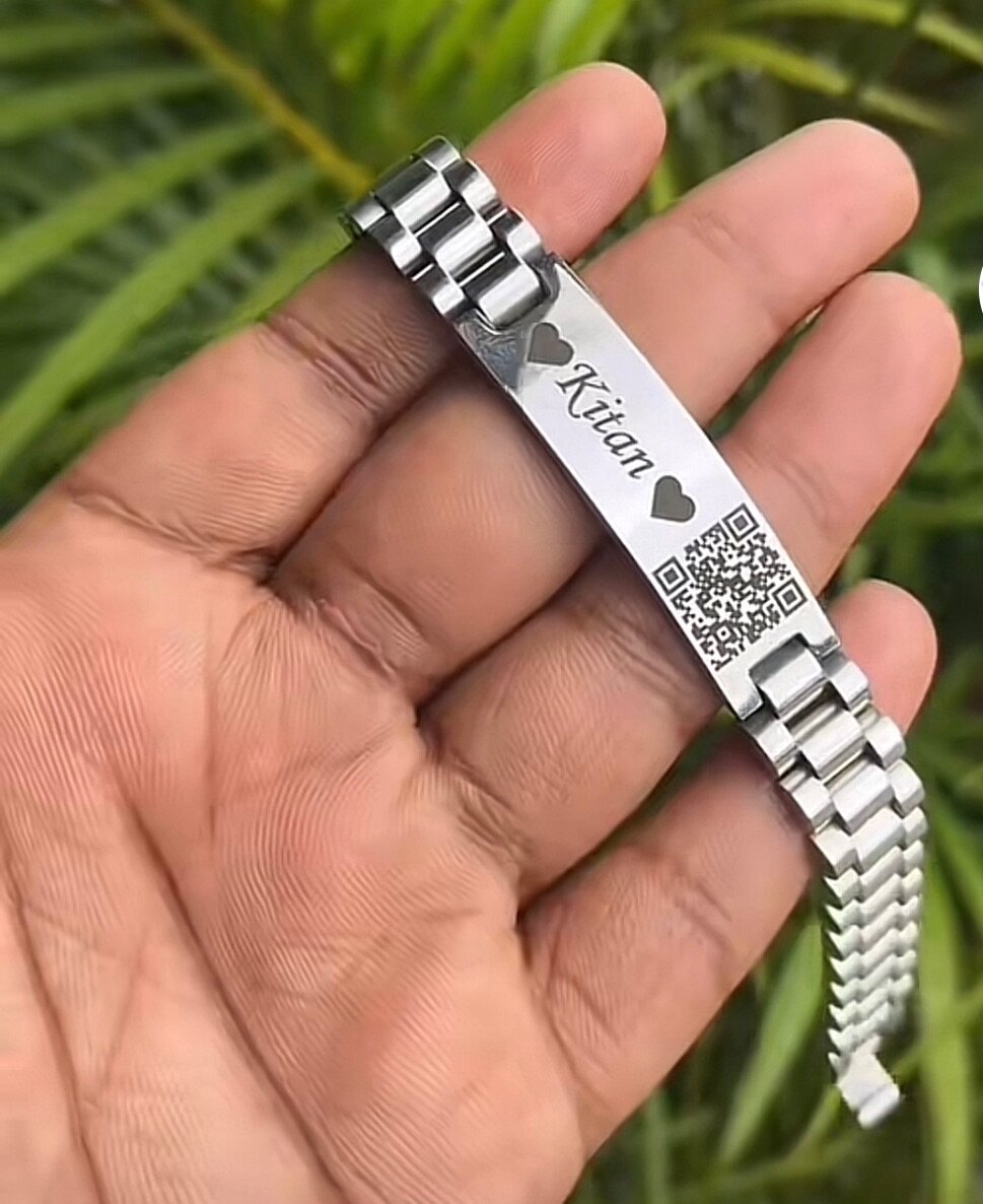 Customized QR code brackets