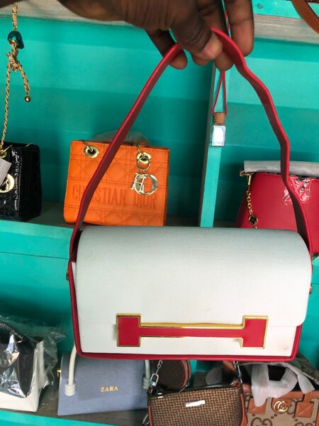 Sac élégant blanc et rouge