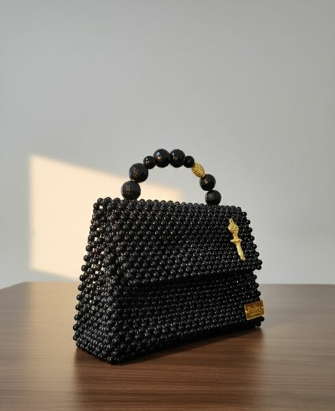 Sac à main perlé noir élégant
