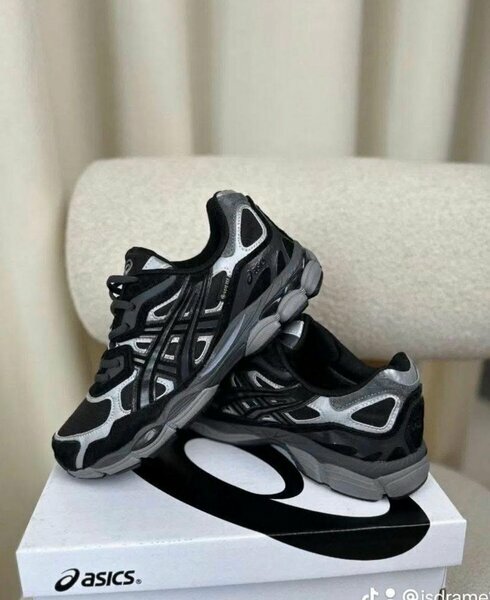 Baskets Asics noires neuves femme