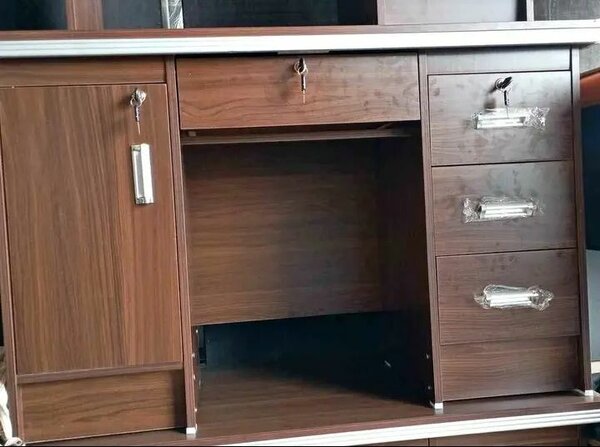 Bureau en bois fonctionnel