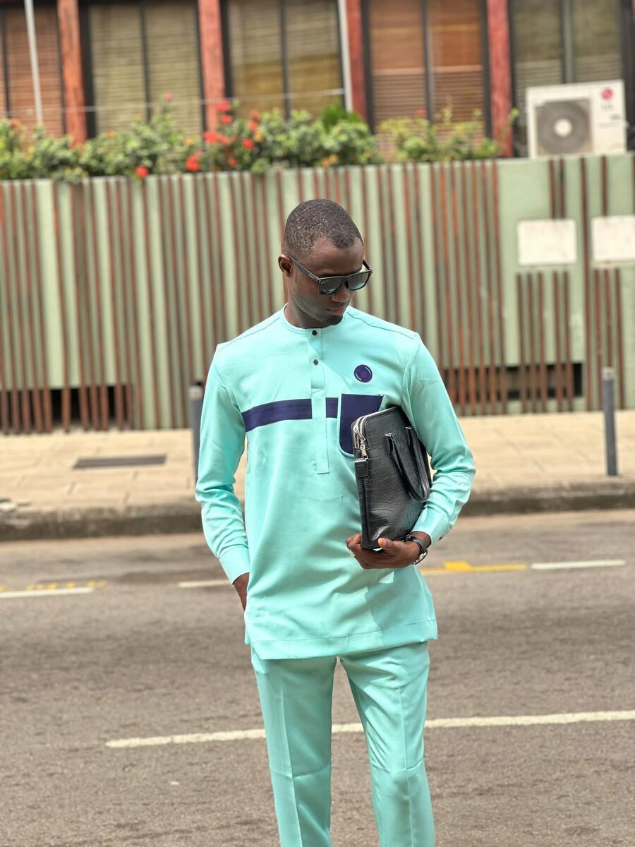 Ensemble homme Africain moderne