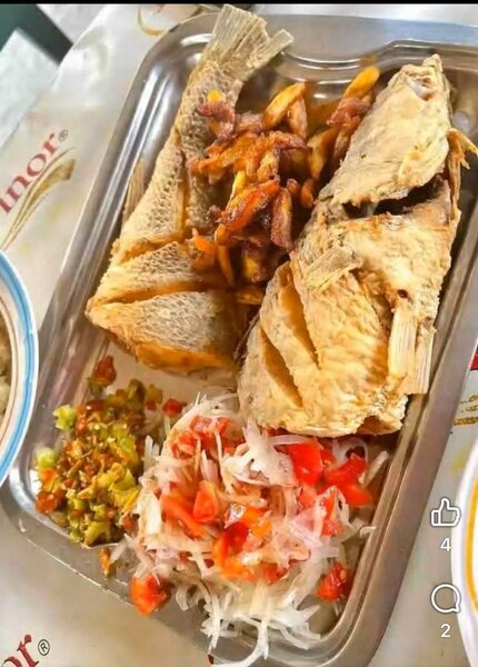 Plat de poisson frit avec légumes