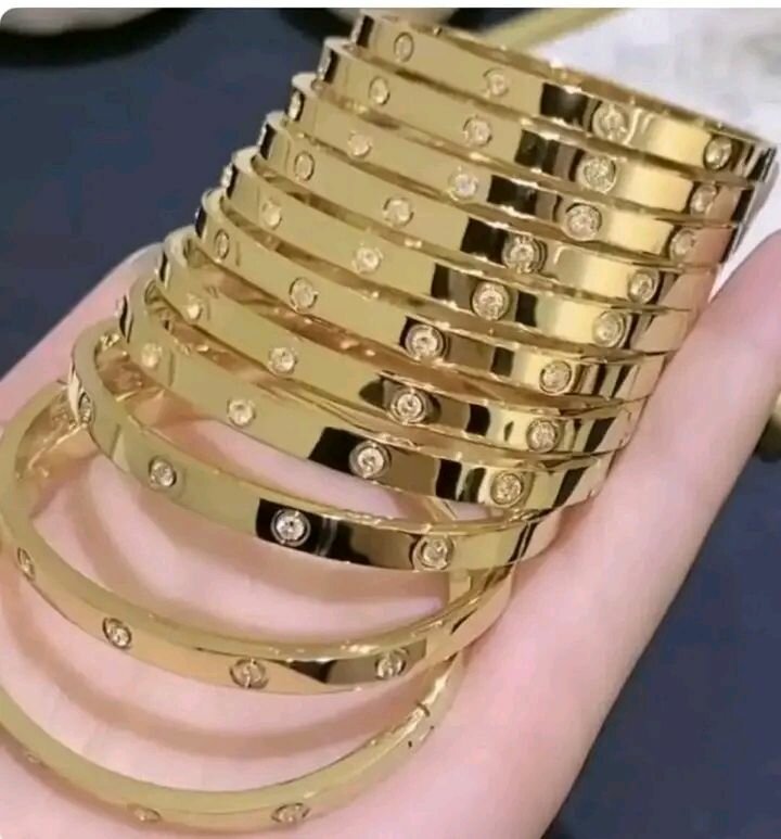 Bracelets dorés élégants