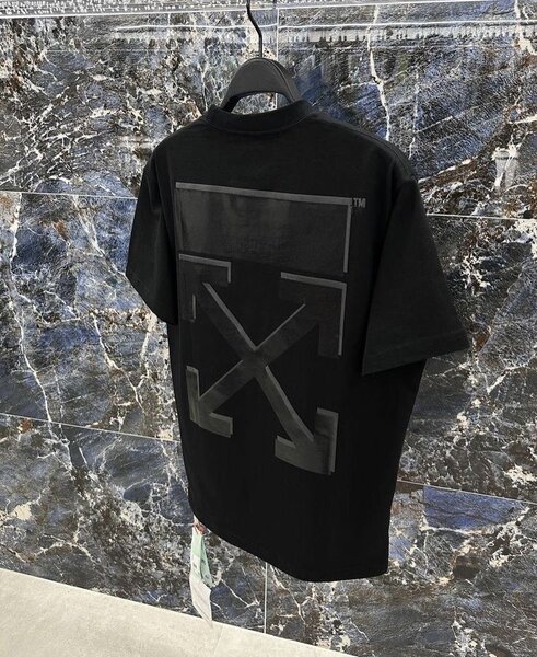 T-shirt noire avec design unique