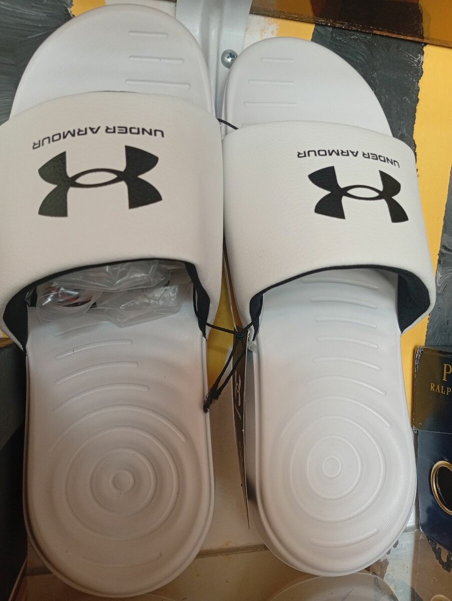 Claquettes Under Armour blanches