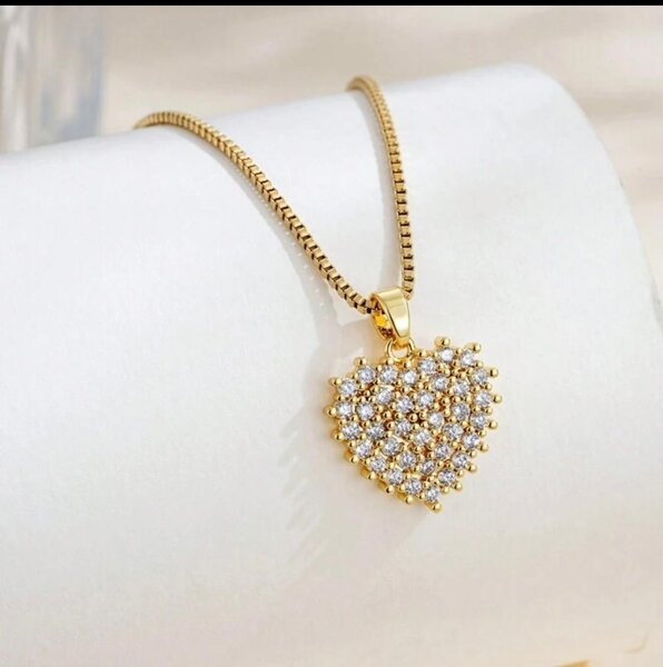 Collier en plaqué or avec pendentif diamant