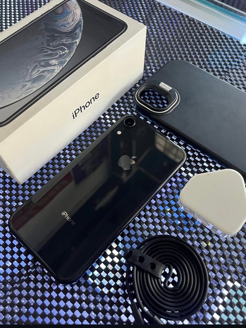 iPhone Noir avec Accessoires