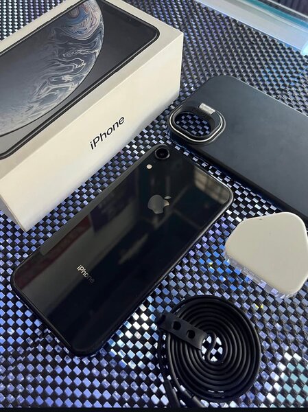iPhone Noir avec Accessoires