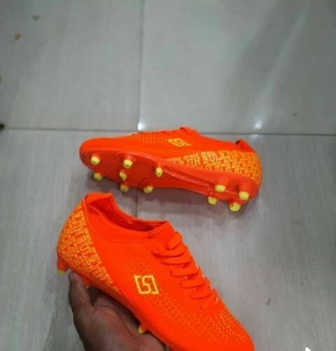 Chaussures de football oranges