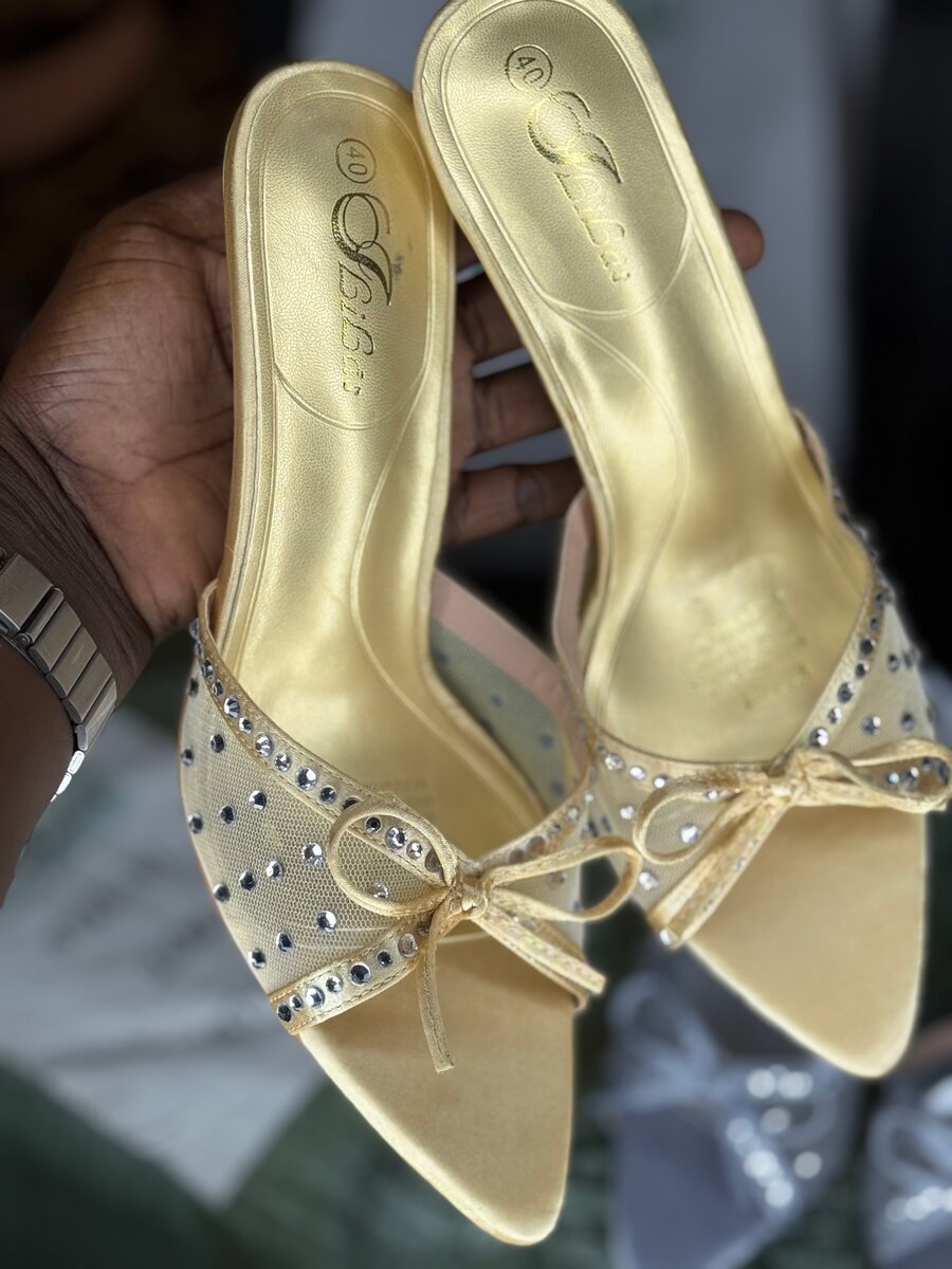 Mules élégantes avec strass