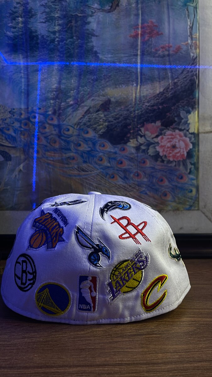 Casquette blanche NBA logos