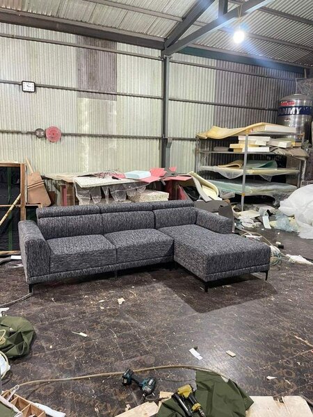 Canapé d'angle gris foncé en tissu