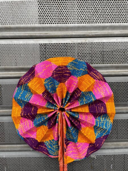 Éventail pliable artisanal coloré