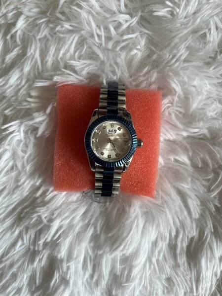 Montre élégante en acier