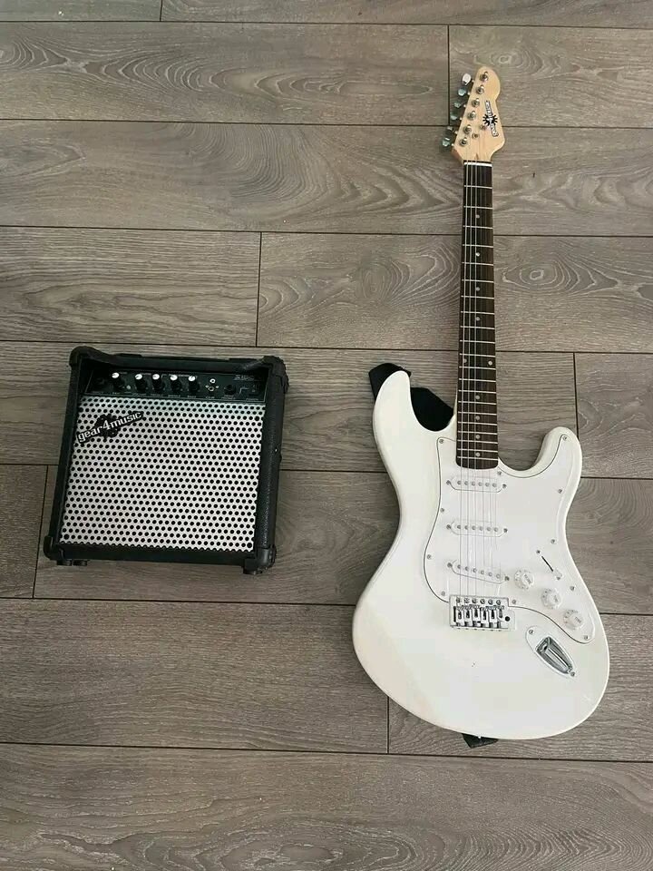 Guitare électrique blanche avec ampli
