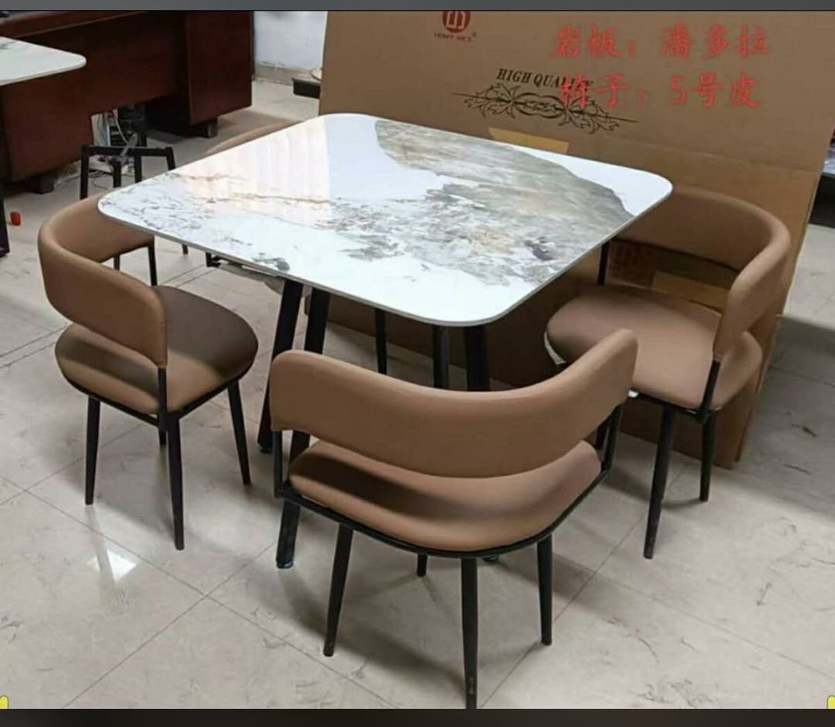 Ensemble table et chaises moderne