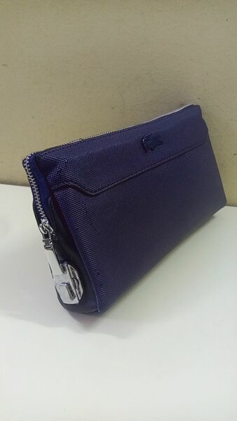 Trousse à main élégante Lacoste