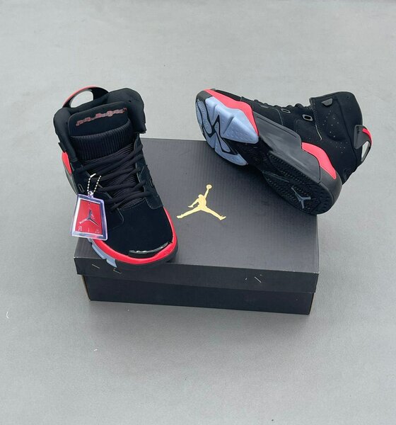 Baskets montantes noires et rouges