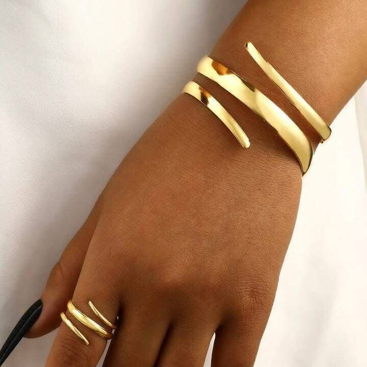 Bracelet et Bague Dorés Élégants