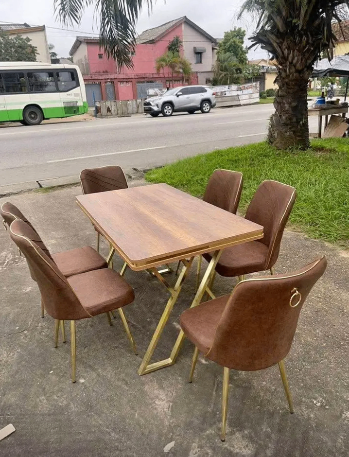 Ensemble table et chaises moderne