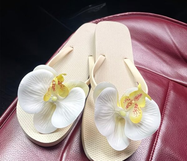 Tongs à fleurs exotiques