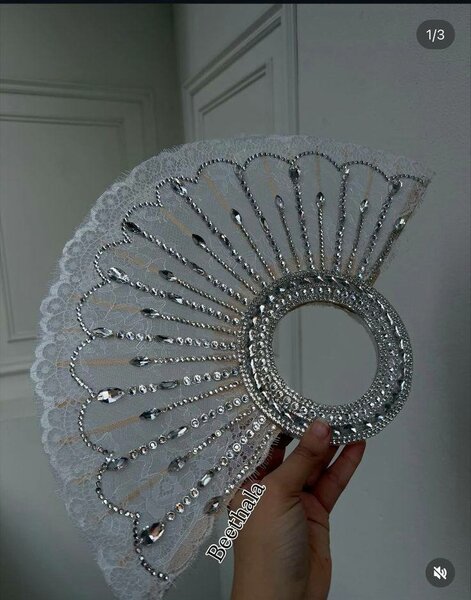 Éventail africain en soie