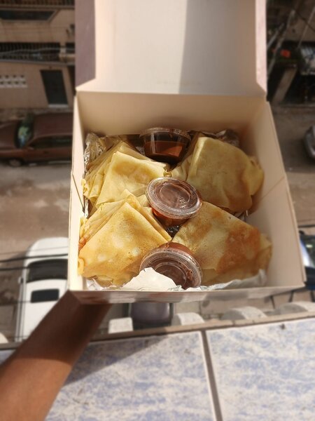 Crêpes délicieuses avec sauce