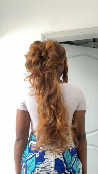 Perruque ondulée en dentelle