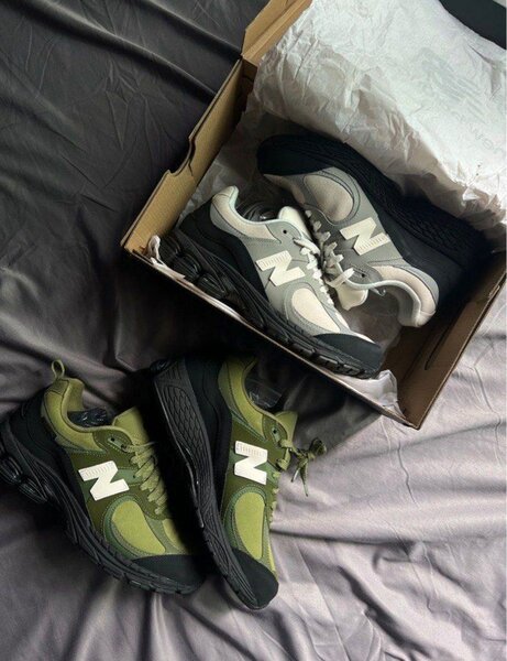 Chaussures new blanches original avec le carton