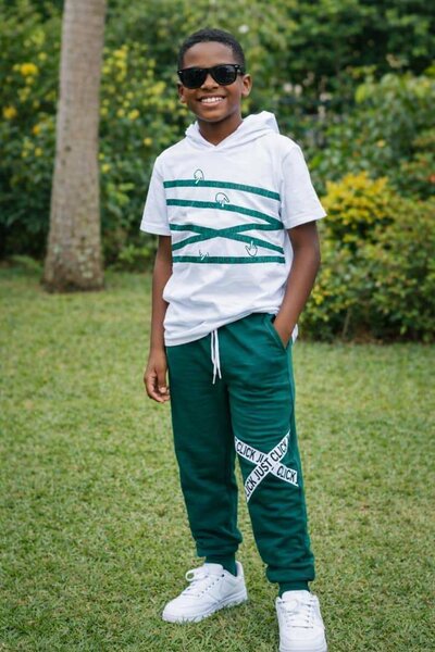 Tenue sport enfant élégante