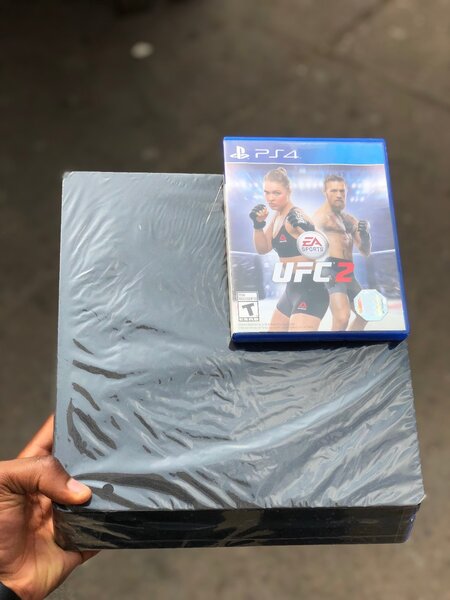 PS4 Slim + 1 Manette + 1 CD de Jeu en promo