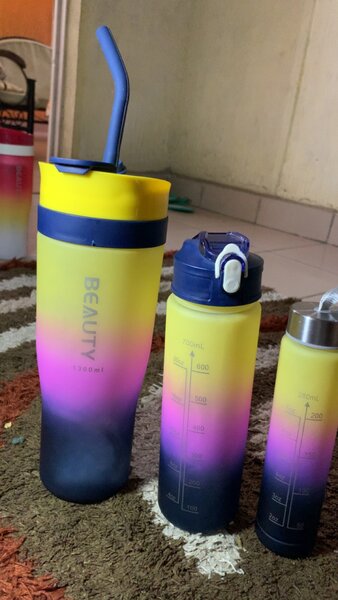 Bouteille d'eau graduée colorée